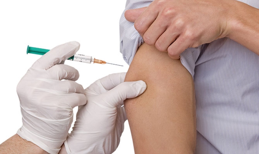 The Italian came to the vaccination with a silicone hand The Italian came to the vaccination with a silicone hand