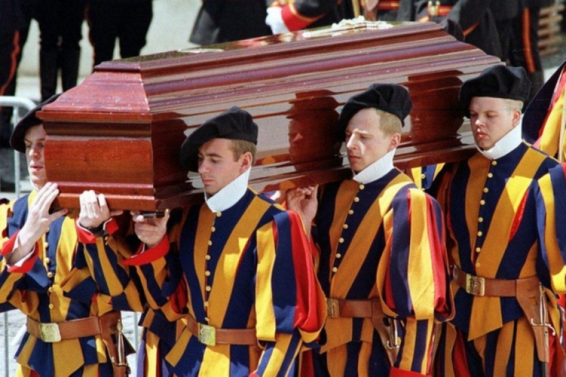 The machinations of the devil or a gay scandal: why the commander of the Pope's guard, Alois Estermann, was shot The machinations of the devil or a gay scandal: why the commander of the Pope's guard, Alois Estermann, was shot