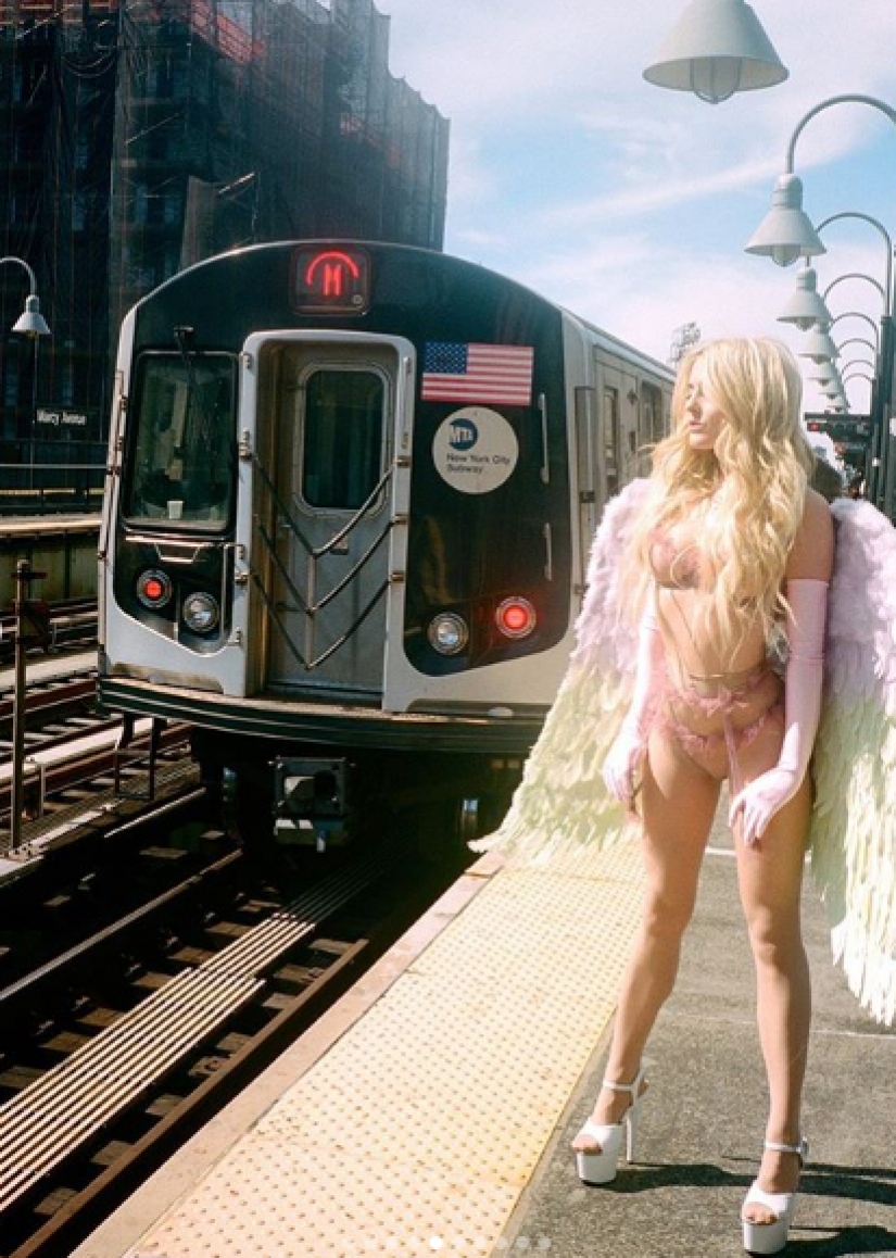 The model took advantage of the quarantine to make erotic photo shoot in the metro new York The model took advantage of the quarantine to make erotic photo shoot in the metro new York