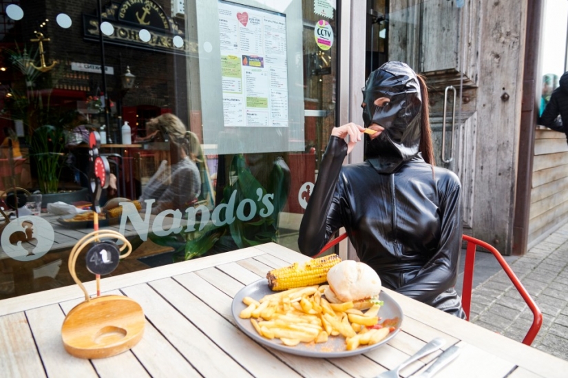 The model walked the streets of London in a provocative outfit, like Kim Kardashian The model walked the streets of London in a provocative outfit, like Kim Kardashian