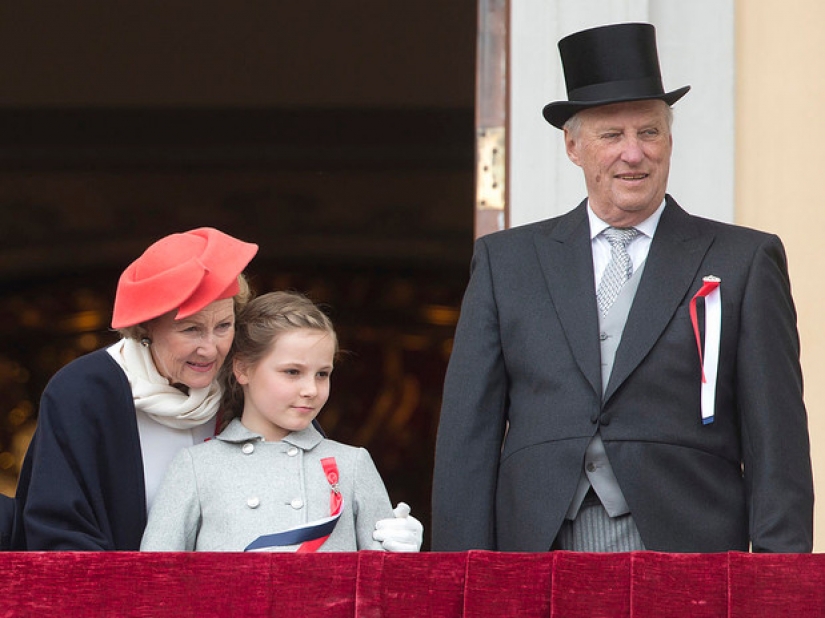 The most touching photos of royal grandparents with their grandchildren