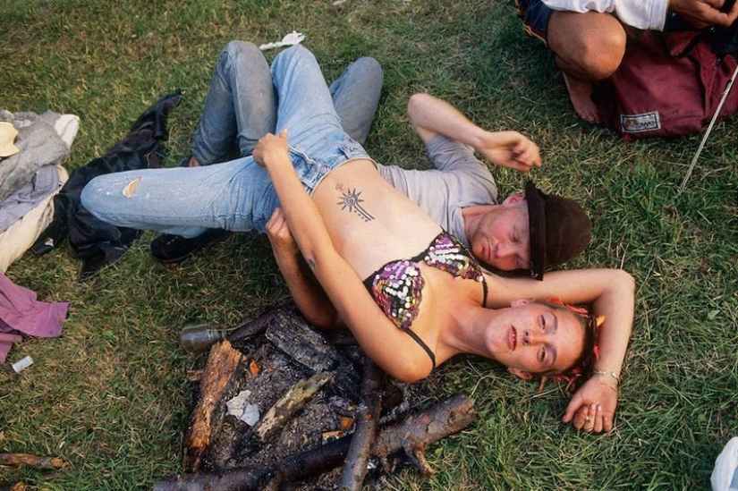 The nomadic life of the Ravers of the 1990s in the lens of Tom Hunter