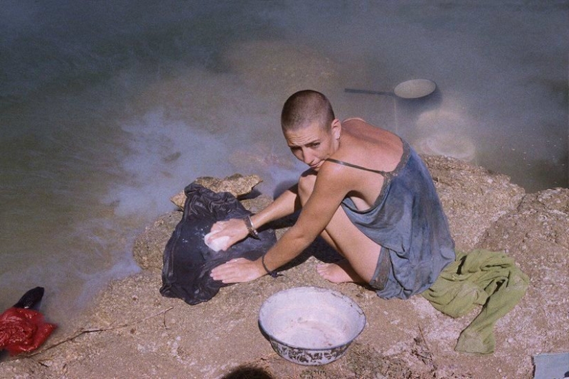 The nomadic life of the Ravers of the 1990s in the lens of Tom Hunter