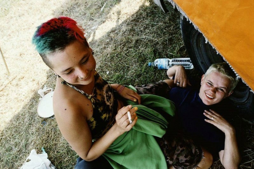The nomadic life of the Ravers of the 1990s in the lens of Tom Hunter