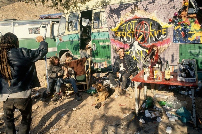 The nomadic life of the Ravers of the 1990s in the lens of Tom Hunter