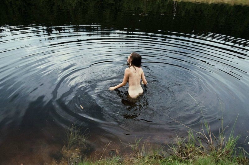 The nomadic life of the Ravers of the 1990s in the lens of Tom Hunter