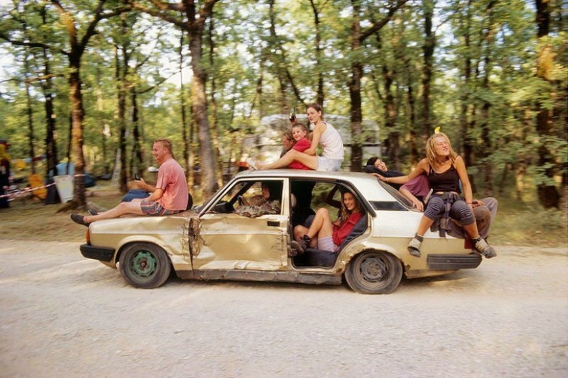 The nomadic life of the Ravers of the 1990s in the lens of Tom Hunter