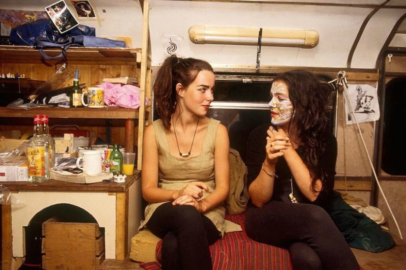 The nomadic life of the Ravers of the 1990s in the lens of Tom Hunter