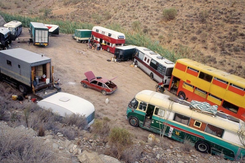 The nomadic life of the Ravers of the 1990s in the lens of Tom Hunter