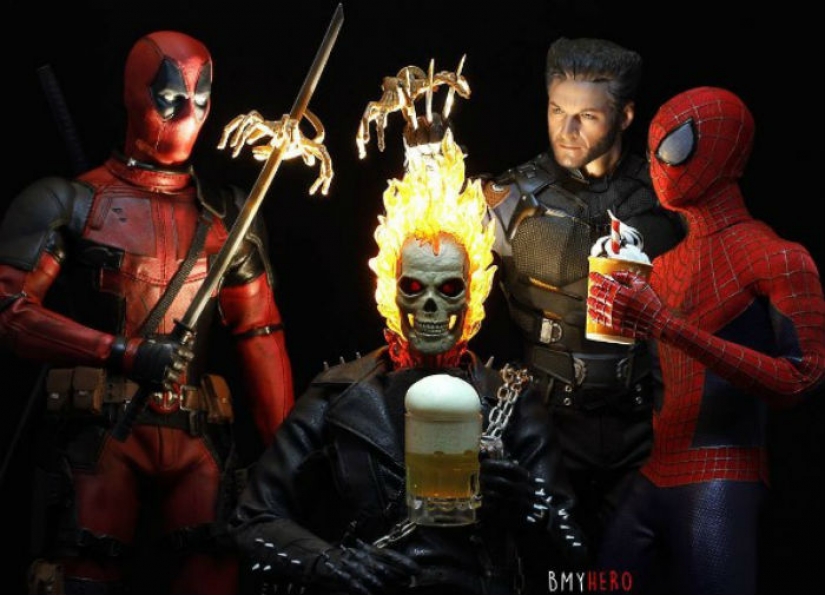 The photographer comes up with new subjects for plastic figures of superheroes