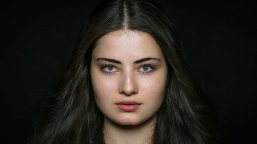 The photographer takes close-ups of women from different ethnic groups to show the unique beauty of each nation