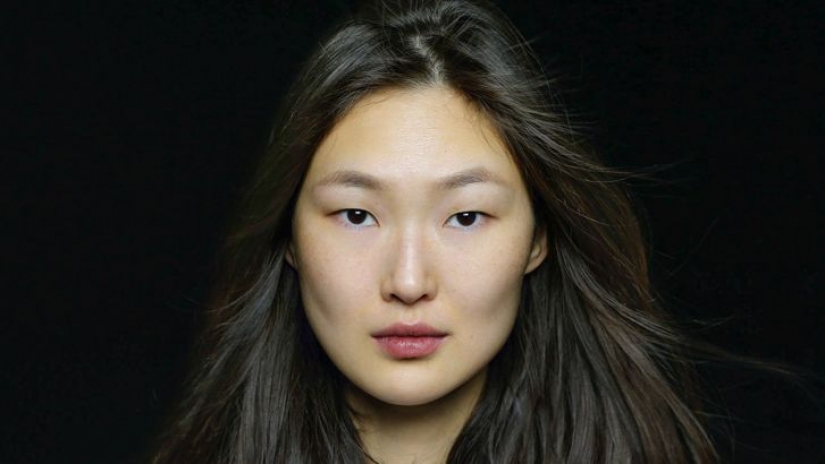 The photographer takes close-ups of women from different ethnic groups to show the unique beauty of each nation