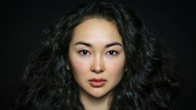 The photographer takes close-ups of women from different ethnic groups to show the unique beauty of each nation