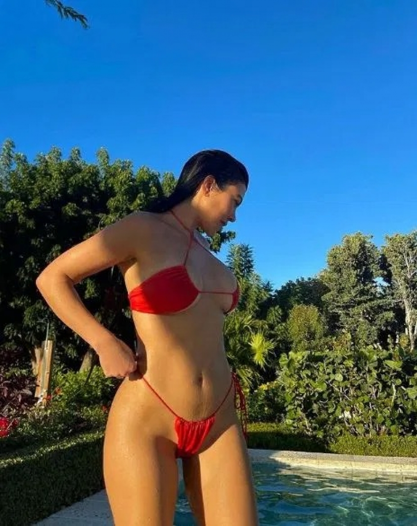 The queens of glamour show off the new hit of the season-a low-cut top The queens of glamour show off the new hit of the season-a low-cut top