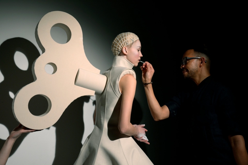 The reverse side of the fashion that hides the catwalk The reverse side of the fashion that hides the catwalk