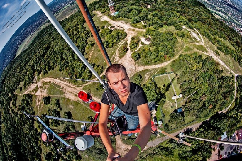 This photographer risks his life for a good shot.