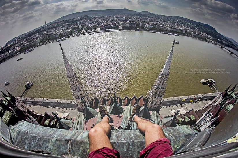 This photographer risks his life for a good shot.