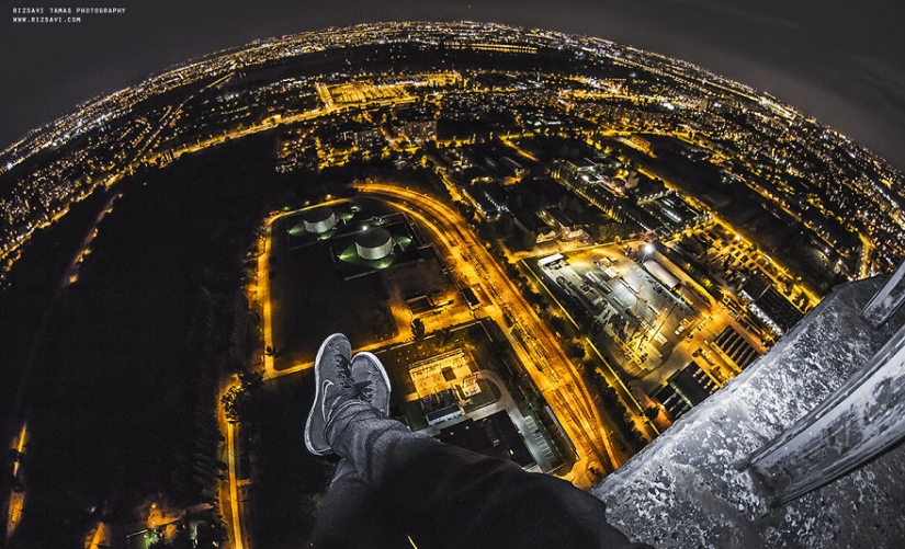This photographer risks his life for a good shot.