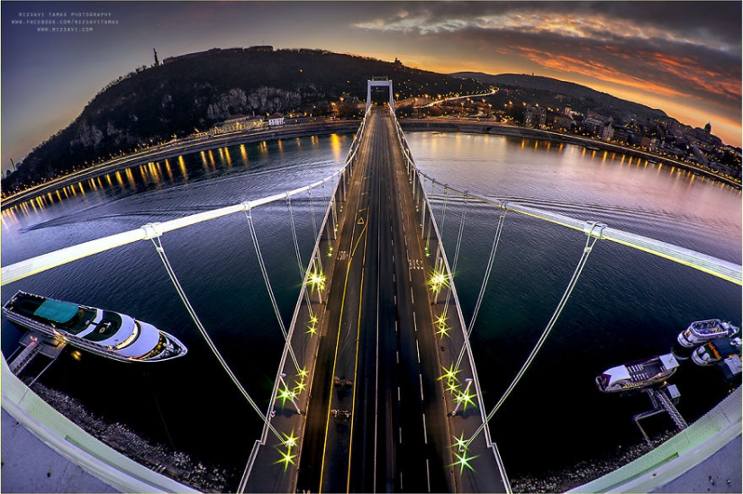 This photographer risks his life for a good shot.