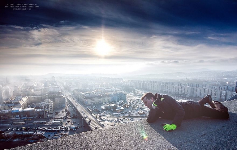 This photographer risks his life for a good shot.