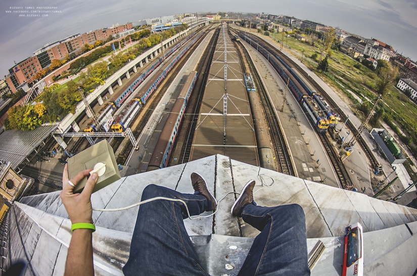 This photographer risks his life for a good shot.