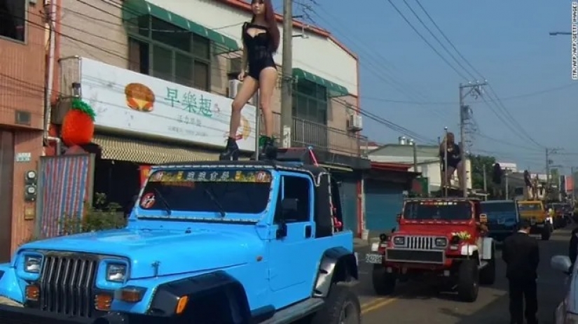 To die, so with music: a strange tradition of striptease at funerals