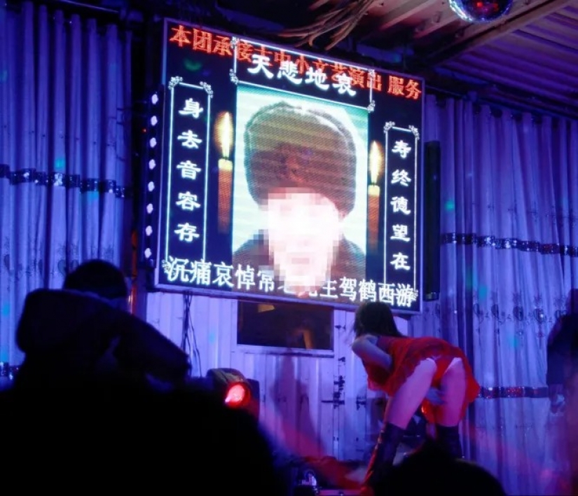 To die, so with music: a strange tradition of striptease at funerals