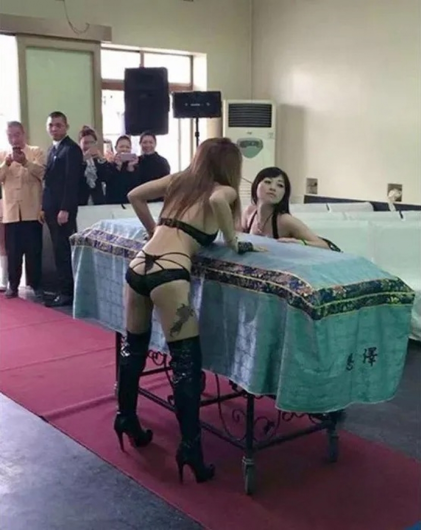 To die, so with music: a strange tradition of striptease at funerals