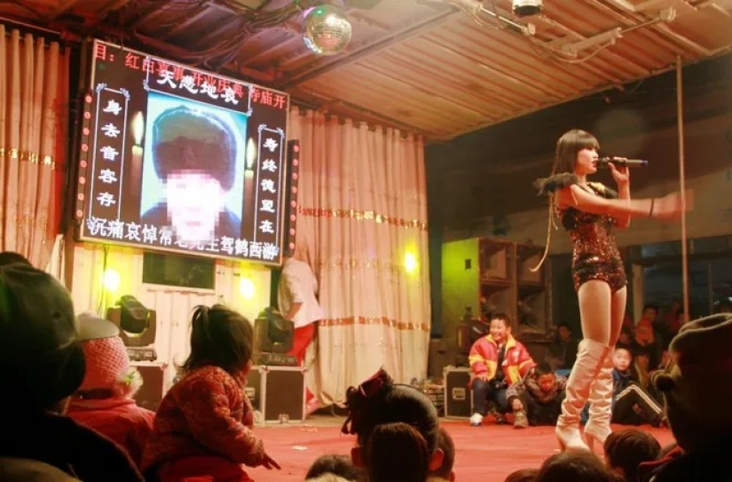 To die, so with music: a strange tradition of striptease at funerals