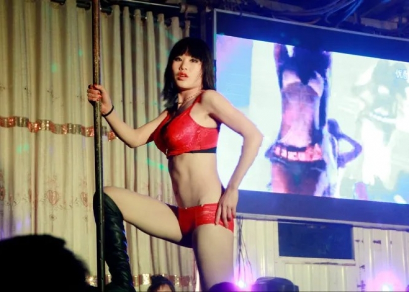 To die, so with music: a strange tradition of striptease at funerals