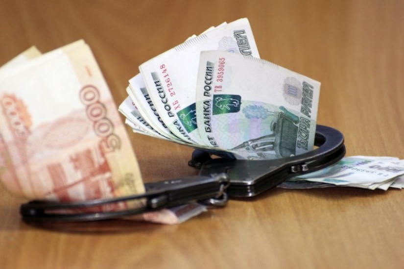 To give or not to give? Former policeman on bribes, extortion and "werewolves in uniform"