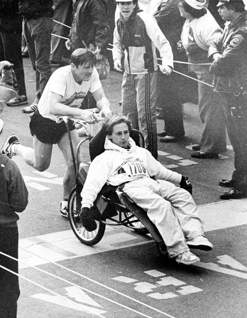 Tocar las historias de los niños que se pongan en vivo monumentos Tocar las historias de los niños que se pongan en vivo monumentos