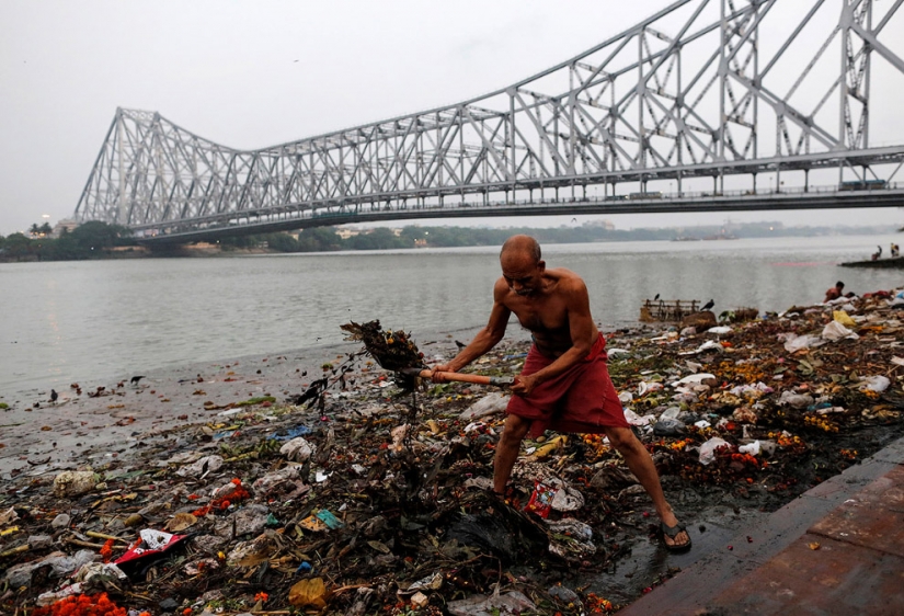 Todos los colores de la suciedad: cómo los indios matan el sagrado río Ganges
