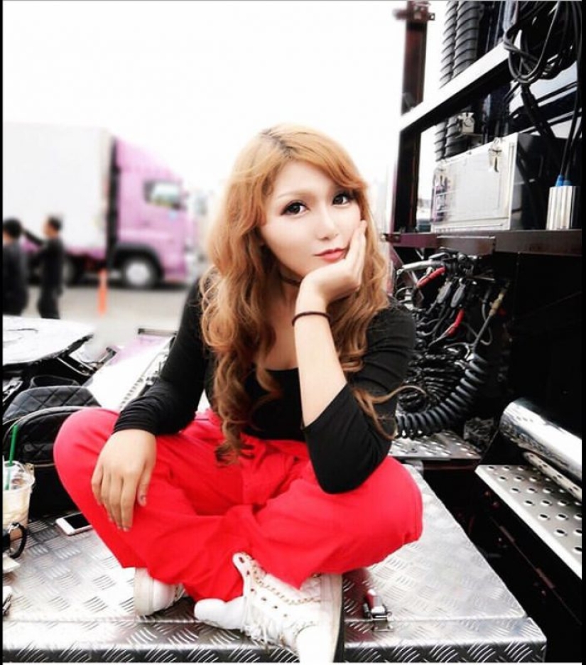 Toneladas de carga y el mar encanto: con más encanto de conductor de camión de Japón vence a la red social