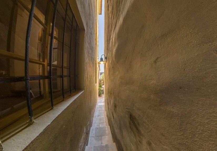 Two will not miss each other: the narrowest street in Prague, equipped with a traffic light