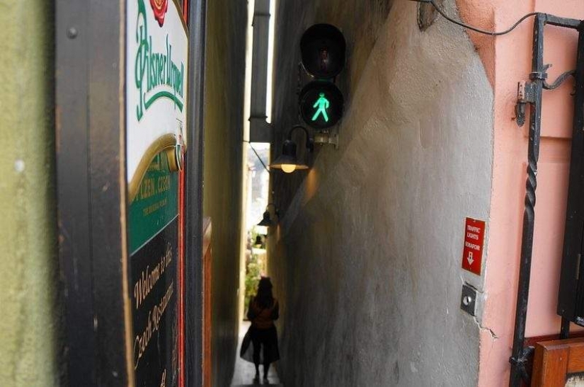 Two will not miss each other: the narrowest street in Prague, equipped with a traffic light