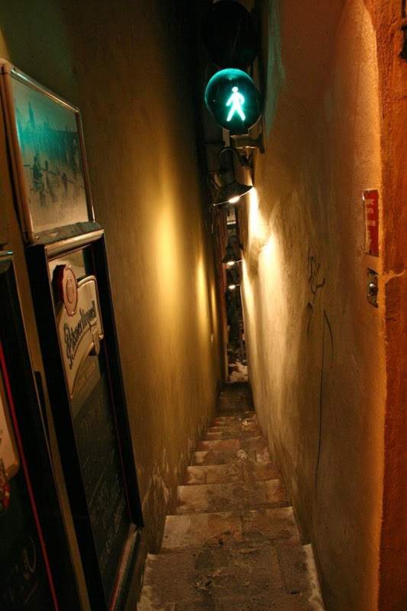 Two will not miss each other: the narrowest street in Prague, equipped with a traffic light
