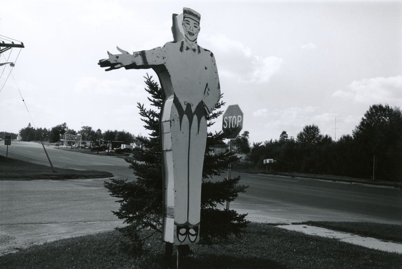 Typical American roadside monuments - in photographs Typical American roadside monuments - in photographs