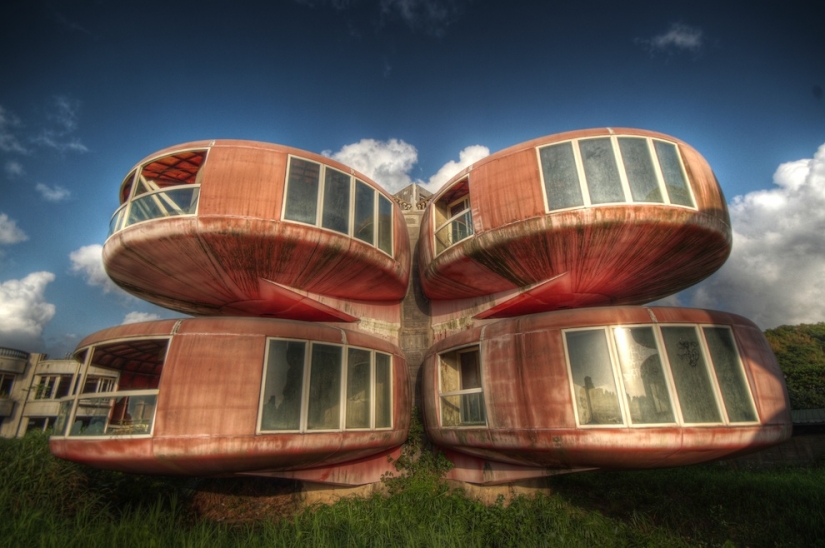 UFO Houses in Taiwan: An abandoned futuristic ghost town UFO Houses in Taiwan: An abandoned futuristic ghost town