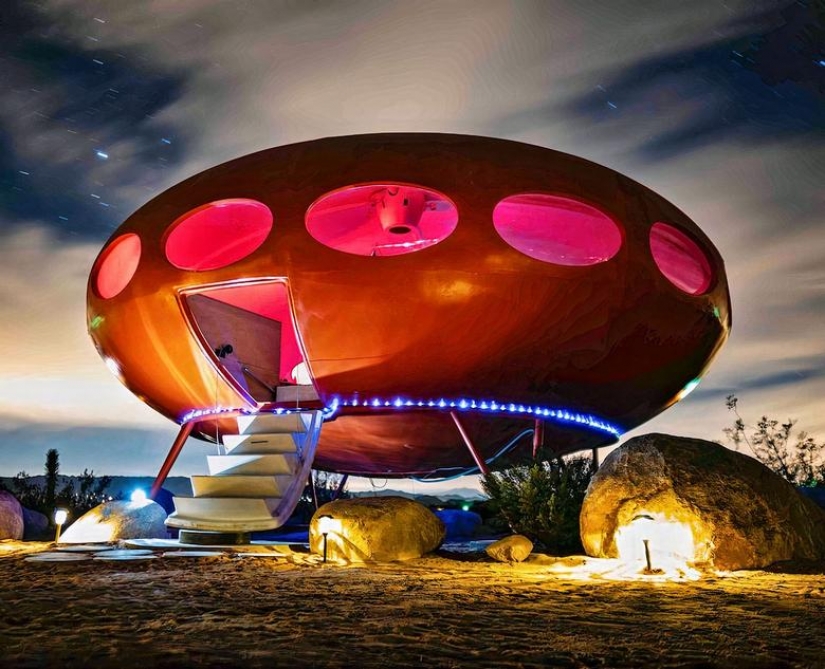 UFO Night in the Desert in glamping Area 55 Futuro House UFO Night in the Desert in glamping Area 55 Futuro House