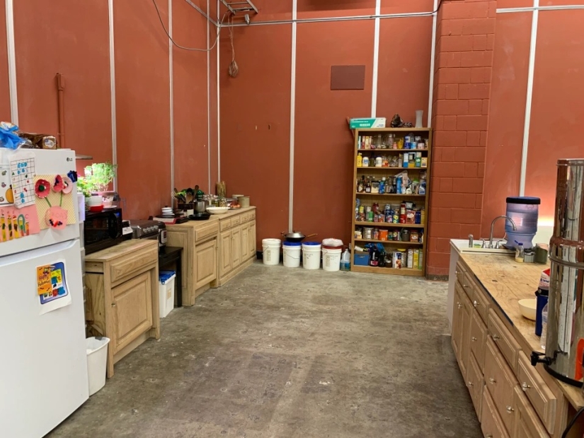 Un americano con muchos niños compró un búnker con una superficie de 550 metros cuadrados.m. y se fue con su familia a vivir bajo tierra