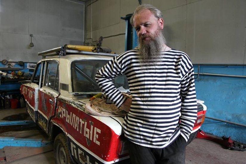 Un artista de Krasnoyarsk decidió cultivar un pino en su estómago. El experimento aún está en curso