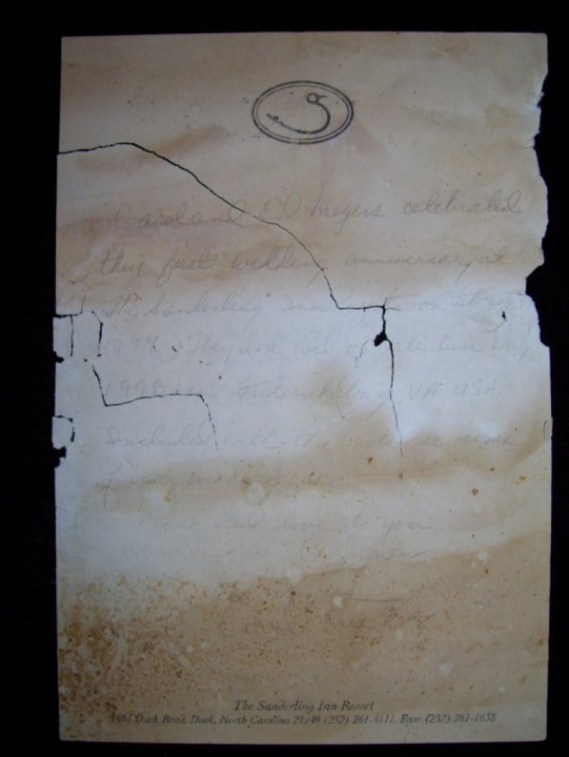 Un estadounidense renunció a su trabajo para pasear por las playas y buscar notas en botellas