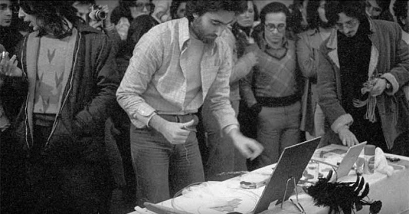 Un experimento terrible: la artista permaneció en posición de atención durante 6 horas y permitió que el público hiciera cualquier cosa con ella