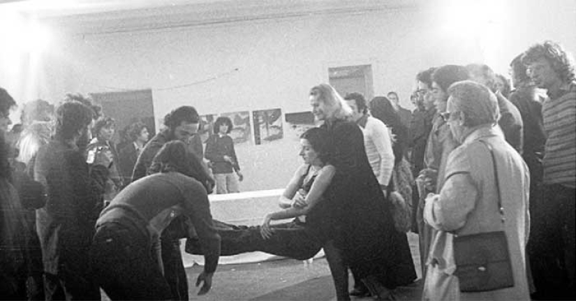 Un experimento terrible: la artista permaneció en posición de atención durante 6 horas y permitió que el público hiciera cualquier cosa con ella