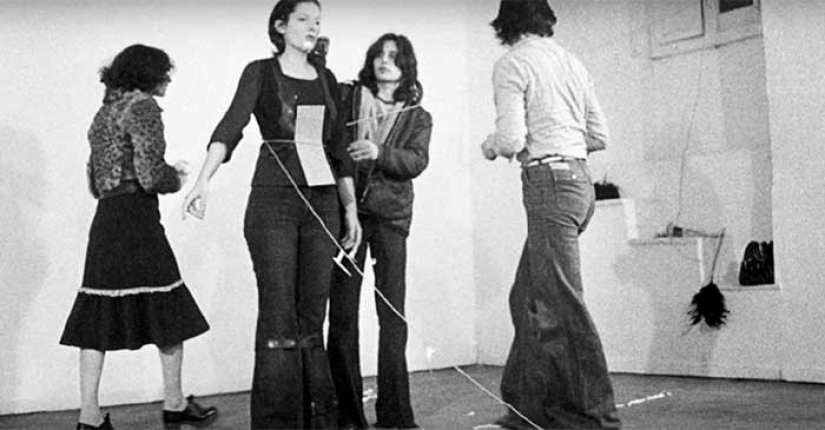 Un experimento terrible: la artista permaneció en posición de atención durante 6 horas y permitió que el público hiciera cualquier cosa con ella