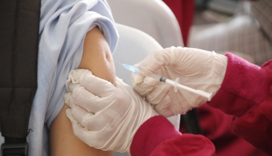 Un hombre con nombres falsos fue vacunado contra el coronavirus 10 veces al día