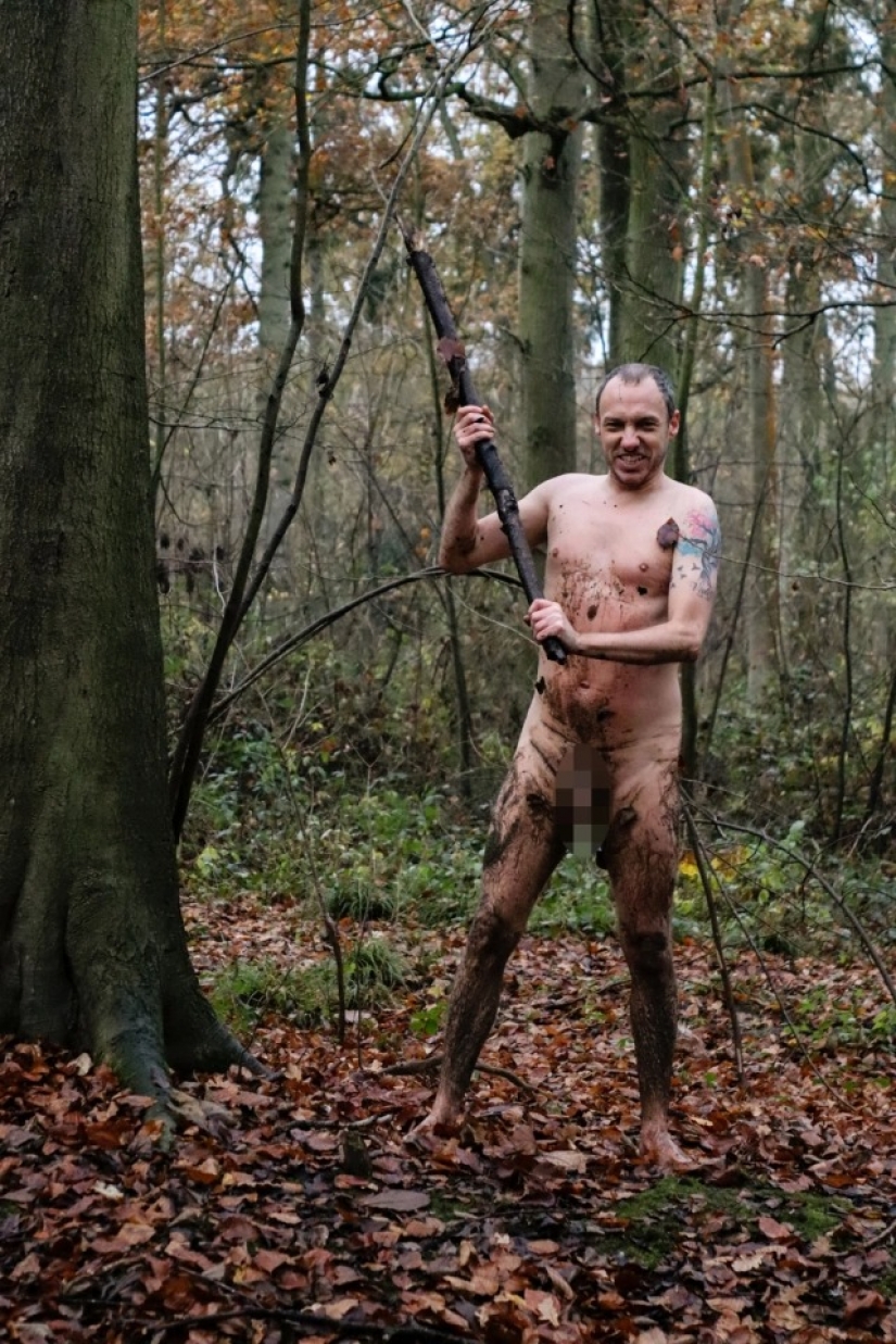 Un par de nudistas desde el reino unido divertido hacer fotos en el bosque, luchando con el estrés durante una pandemia