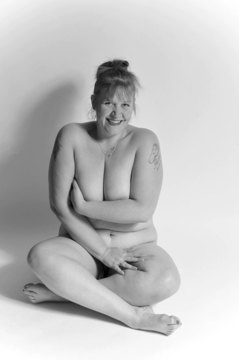 Un par de nudistas desde el reino unido divertido hacer fotos en el bosque, luchando con el estrés durante una pandemia