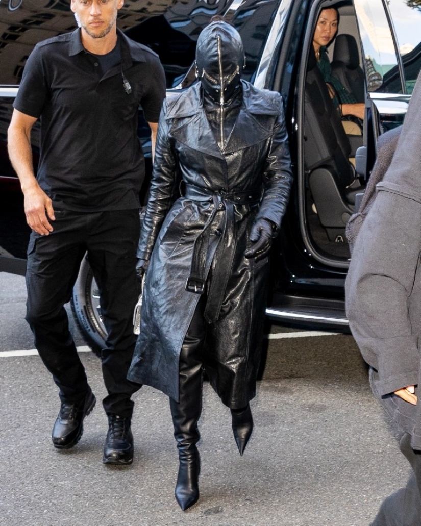 Un paseo al estilo BDSM: Kim Kardashian caminó por Nueva York con una máscara de cuero
